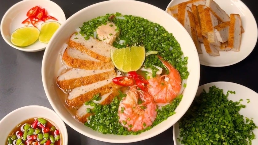 Tô bánh canh thơm lừng, nhiều topping