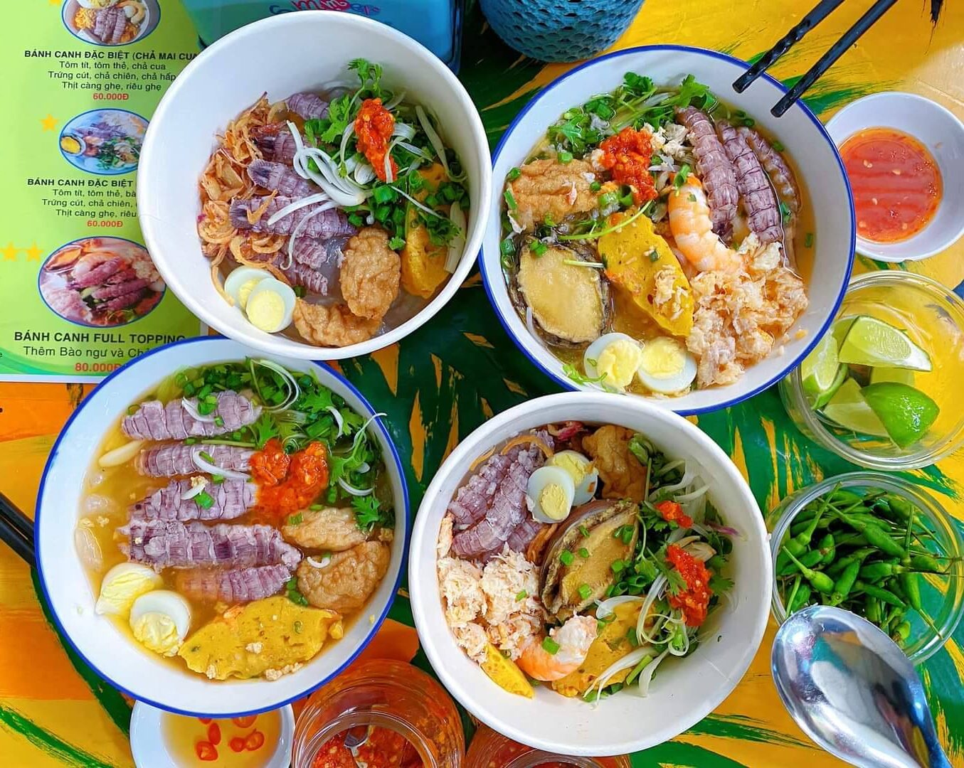 Vĩnh Điềm Trung nổi tiếng với tô bánh canh tôm tít ghẹ đầy ắp hải sản