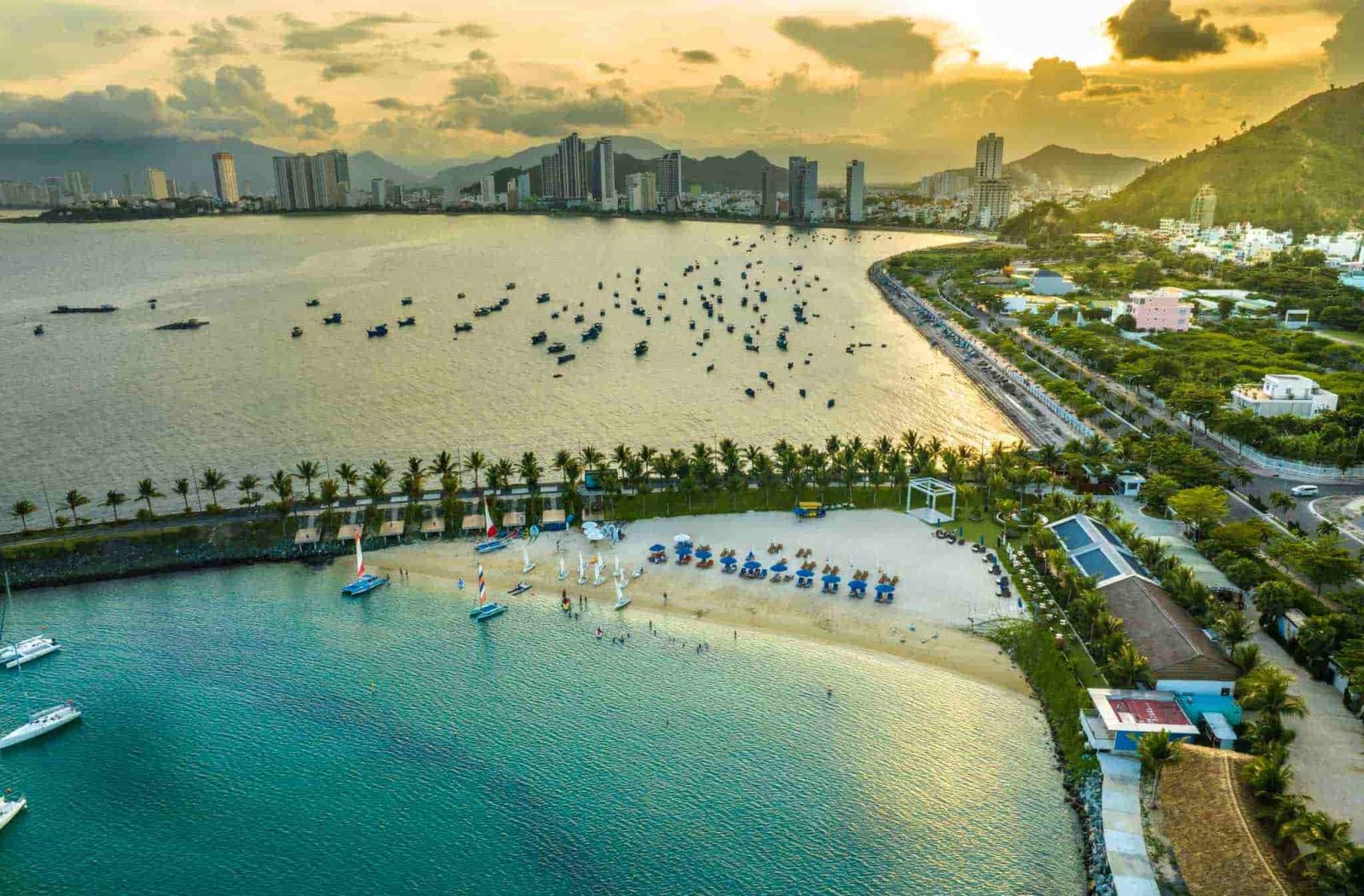 Dọc đường di chuyển tới Bến du thuyền Marina Nha Trang