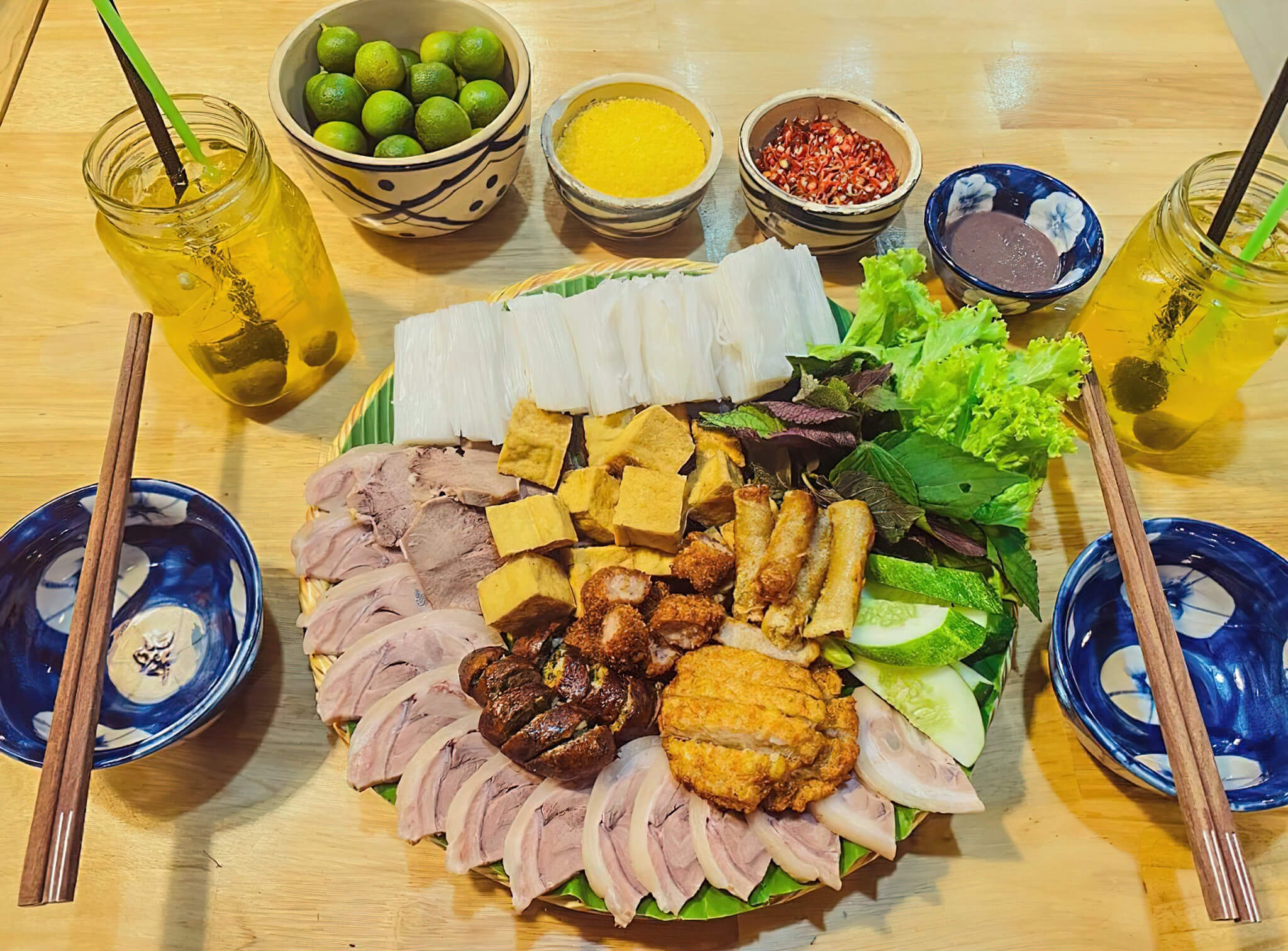 Mẹt bún đậu đầy ắp topping của Scene Nha Trang