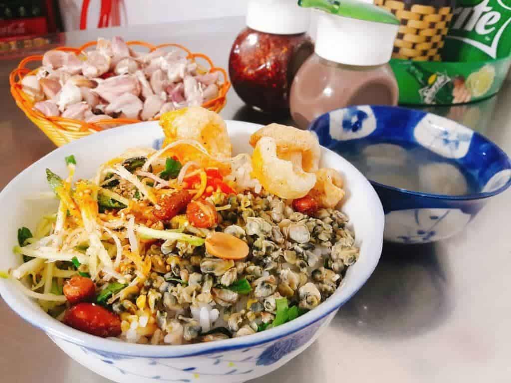 Bún hến Huế của quán Nhỏ trong không gian bình dị