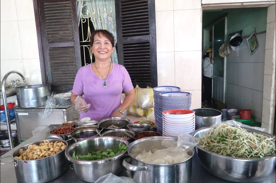 Cô chủ Bún hến Hoa Đông vui vẻ chế biến đồ ăn