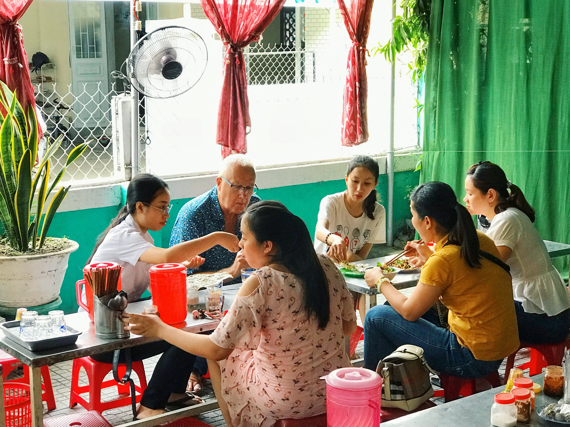 Du khách mê mẩn ăn thử bún hến Huế
