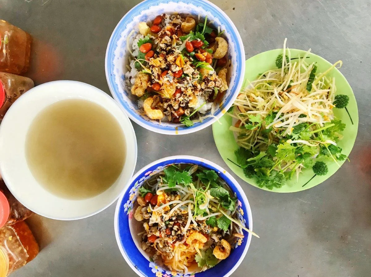 Cẩm Nam là quán cơm hến Hội An quen thuộc của nhiều người