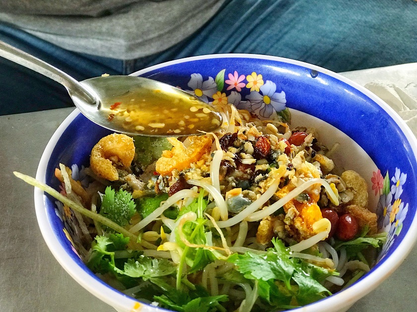 Bát cơm hến đầy đặn, đủ topping