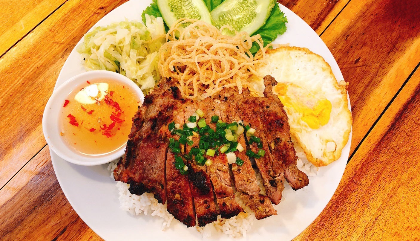 Ghé quán Ba Ghiền để thưởng thức món cơm tấm Hội An nhé
