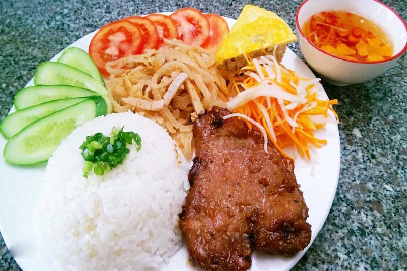Suất cơm tấm đầy đủ tại quán Cơm tấm Mộc với sườn nướng, trứng ốp, bì, chả