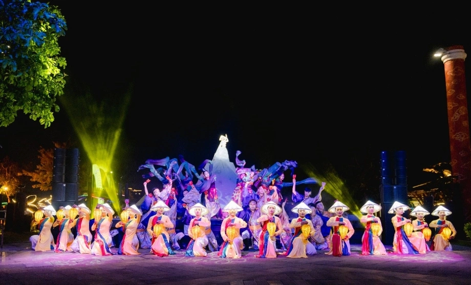 Show diễn quy tụ hàng trăm diễn viên tham gia