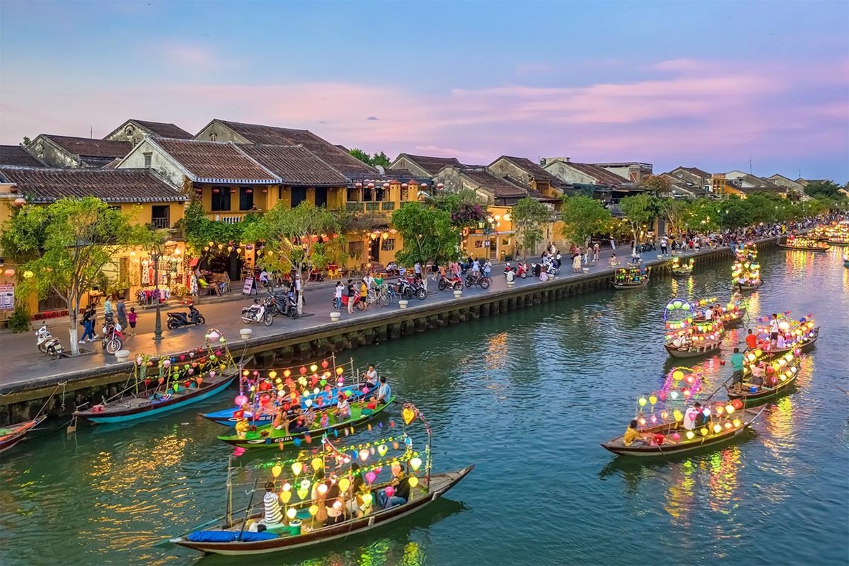 17:00 – Check-in & dạo quanh khu phố cổ
