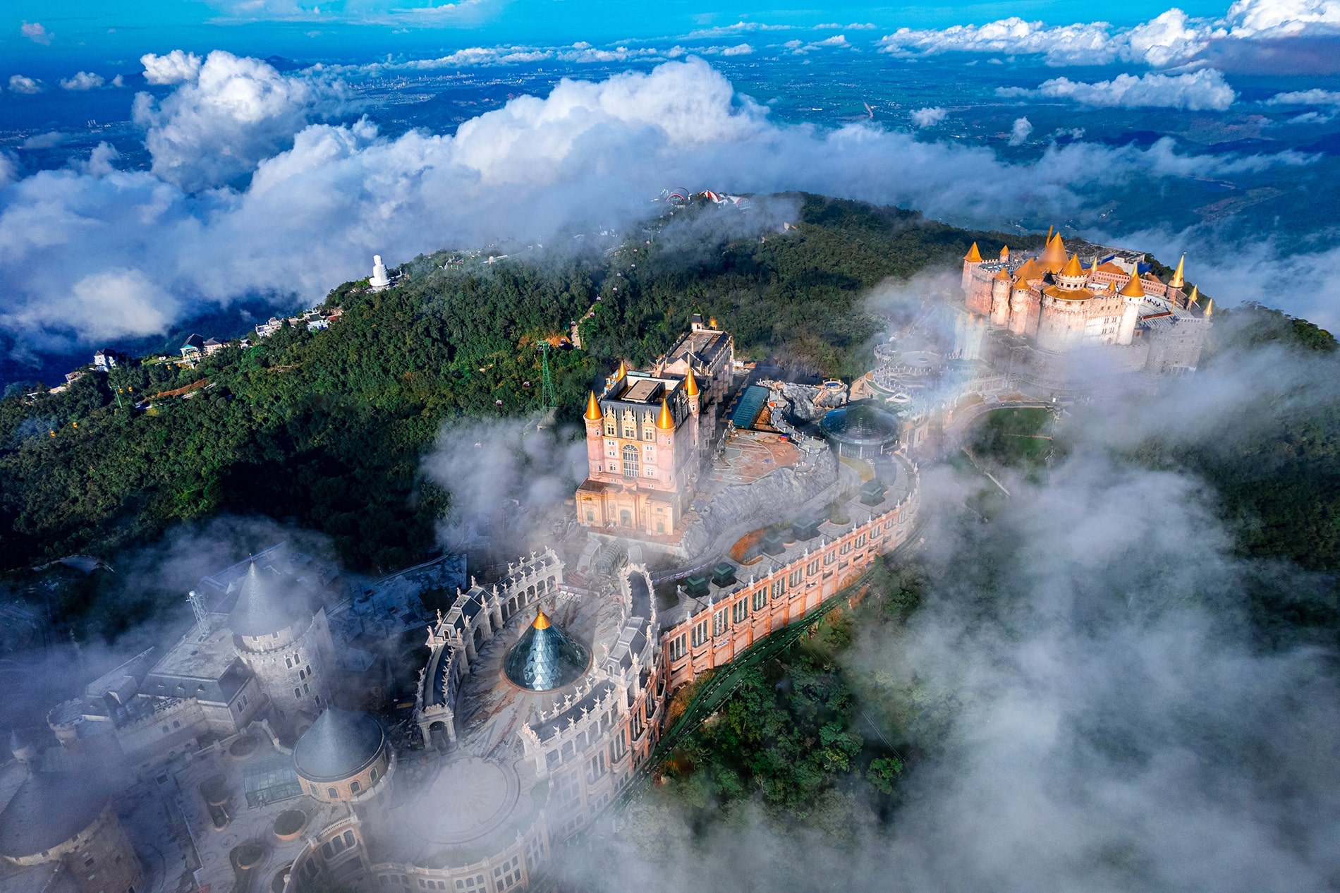 Bà Nà Hills ẩn hiện trong sương mờ