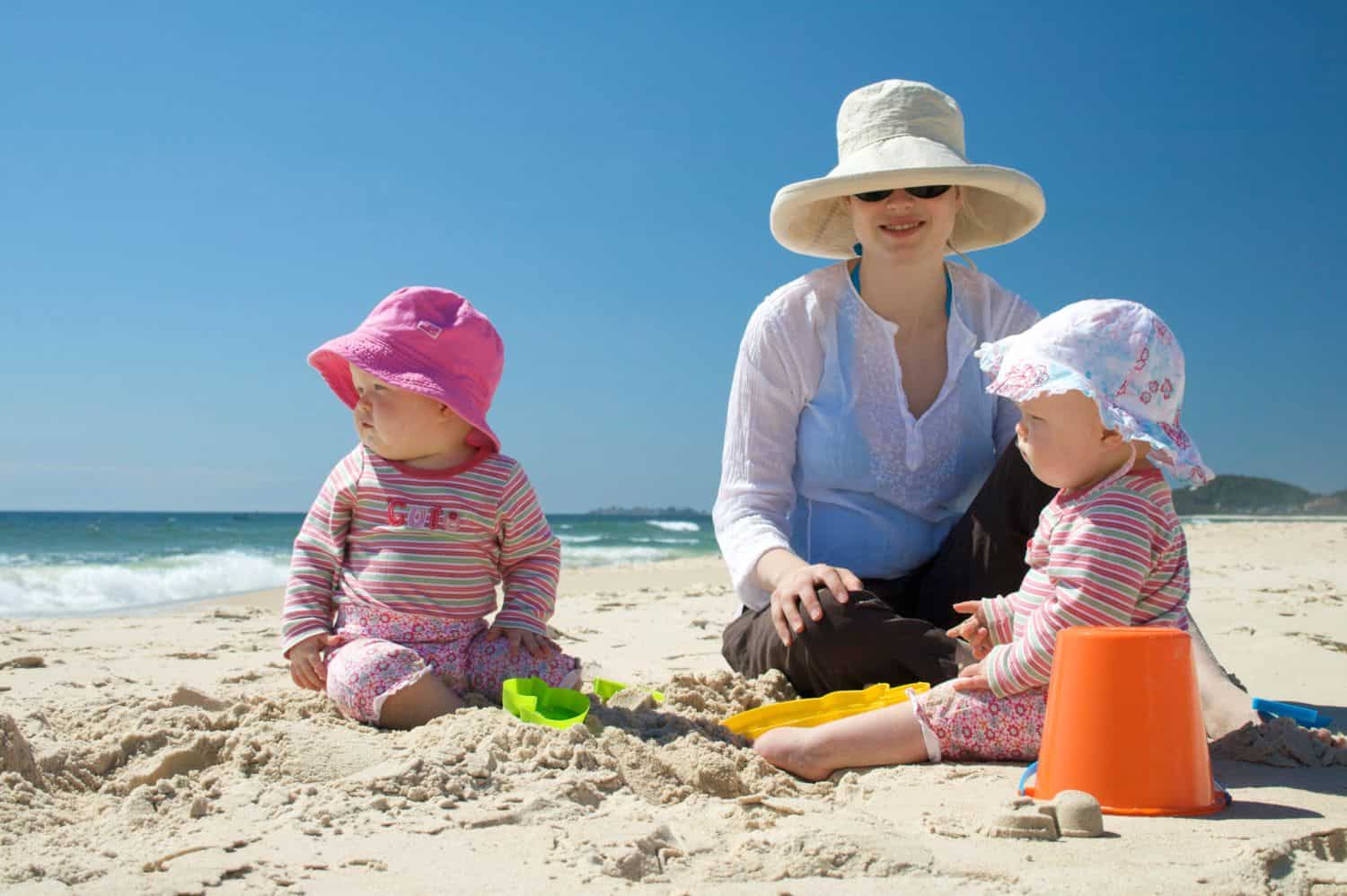 Du khách chuẩn bị đầy đủ mũ nón tránh nắng Mũi Né