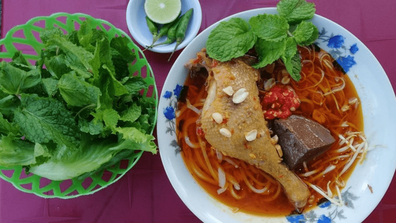 Đến Mũi Né hãy thử món mì Quảng vịt nhé