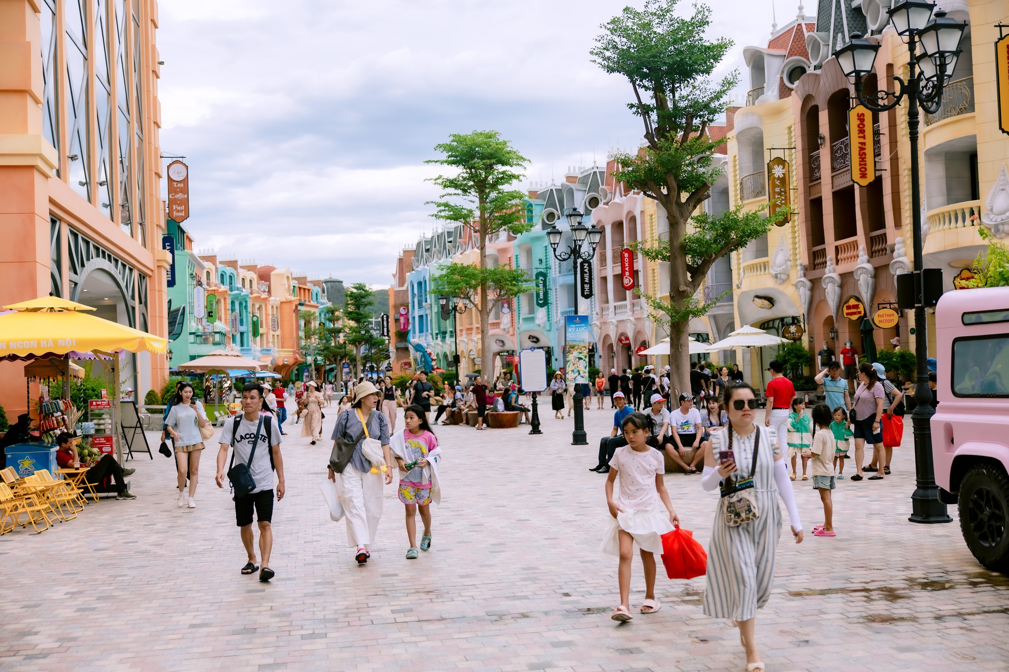Thiên đường mua sắm Vinpearl Harbour tấp nập du khách cuối tuần