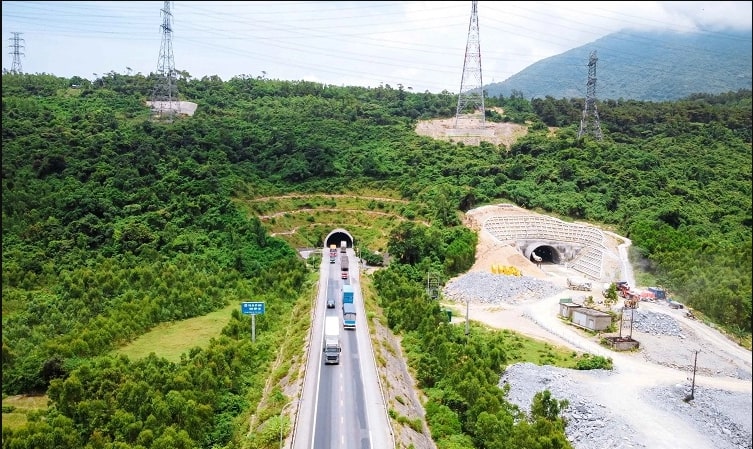Con đường dẫn đến Đền thờ Thánh Mẫu Liễu Hạnh