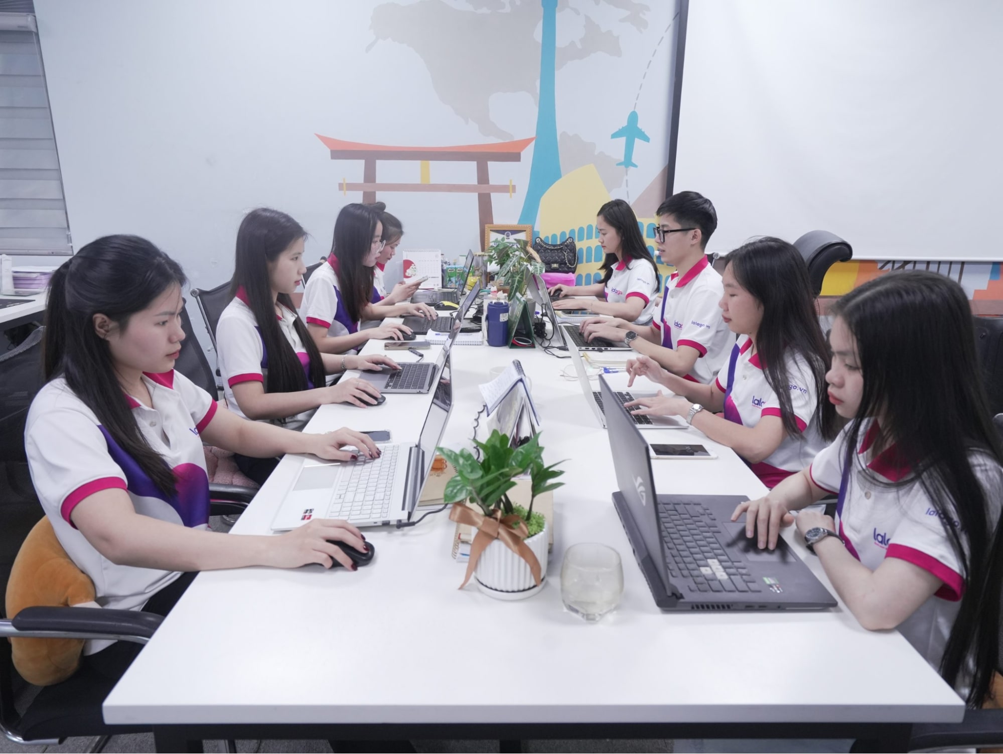 Lala Team hỗ trợ khách hàng, thể hiện giá trị tận tâm của Passport Thảnh Thơi từ Lalago
