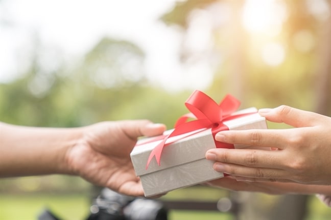 Khách hàng nhận quà lưu niệm, thể hiện dịch vụ hỗ trợ tận tâm sau chuyến đi của Lalago