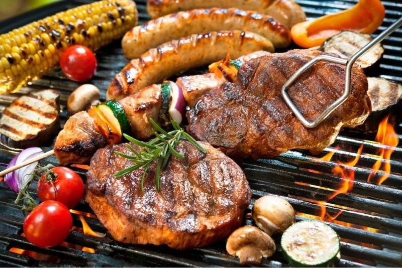 Bữa BBQ ngoài trời ngon miệng tại villa