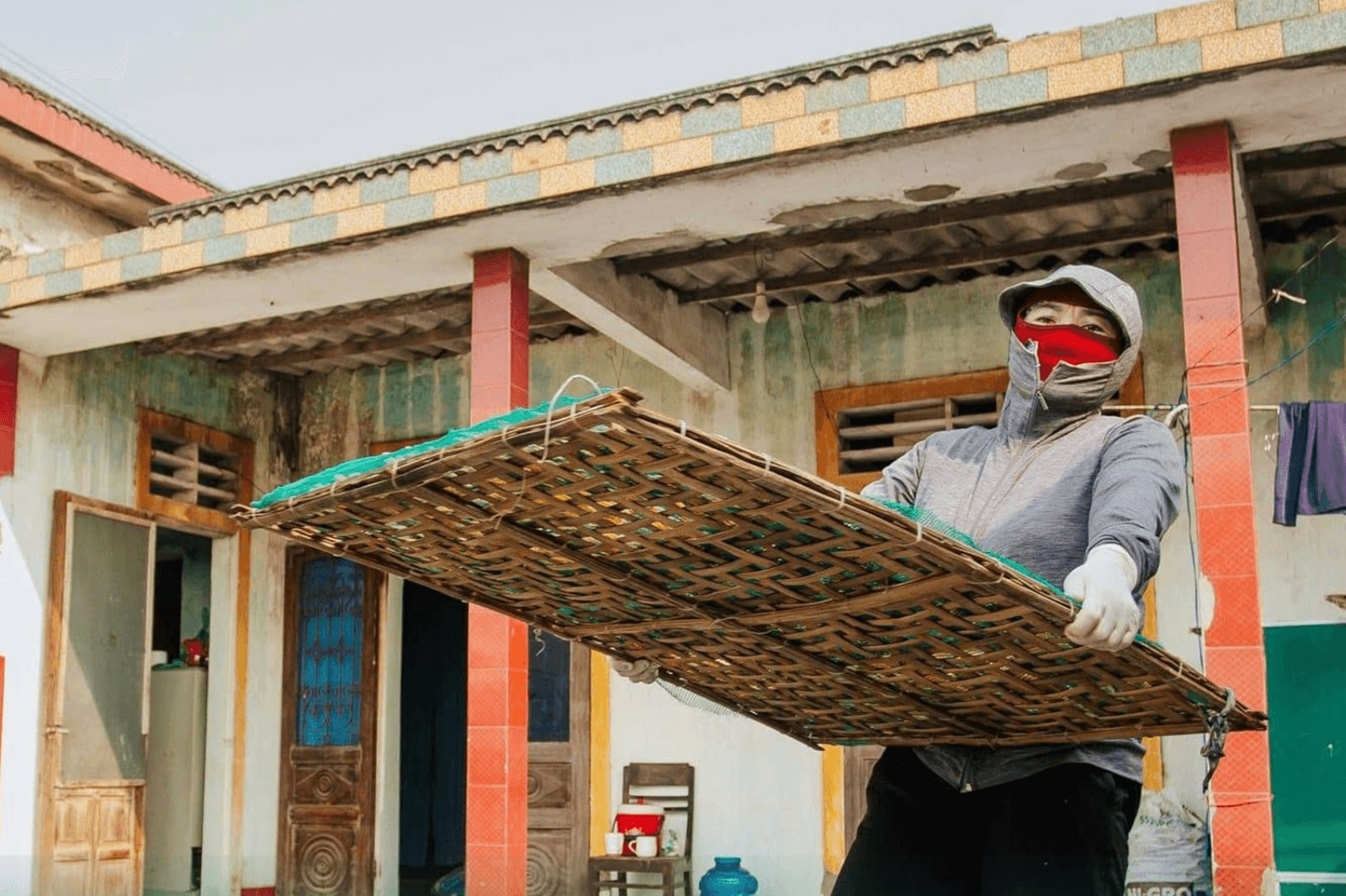 Quy trình phơi khoai dẻo thủ công dưới nắng