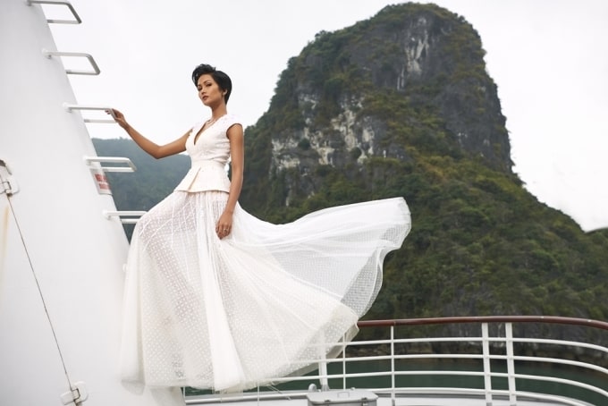 H’Hen Niê trên du thuyền Hạ Long sang trọng