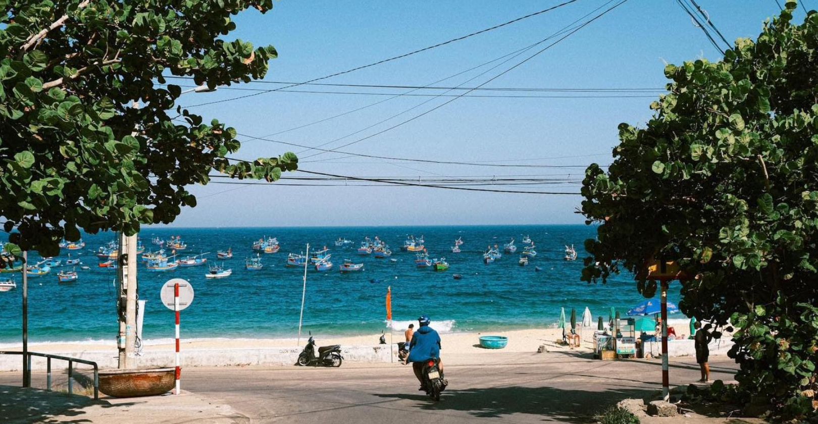 Bầu trời trong xanh tại Nhơn Lý vào mùa khô