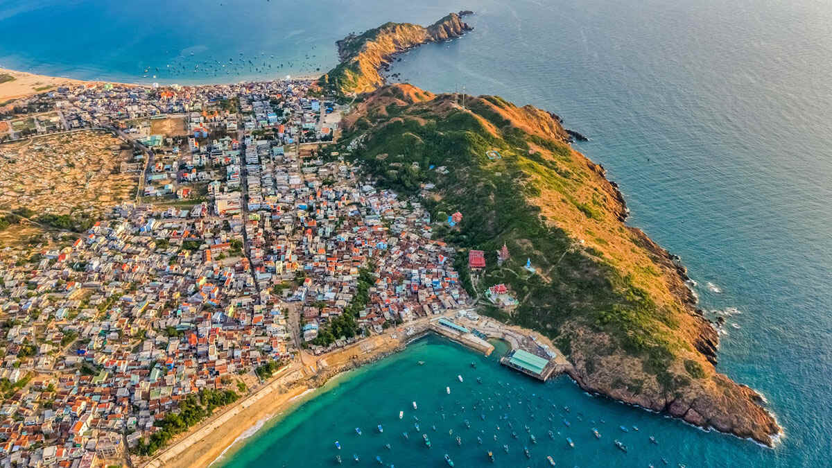 Cảnh bình yên của làng chài Nhơn Lý bên bờ biển xanh
