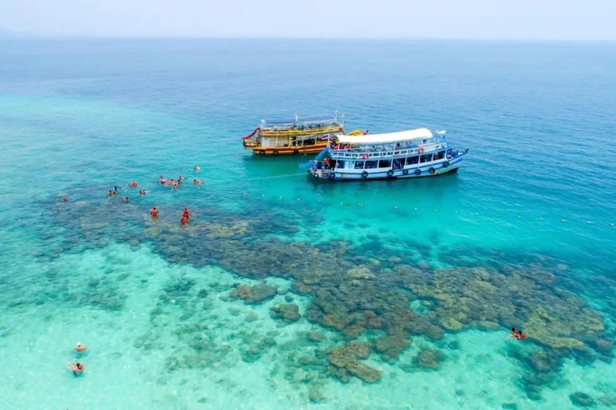 Làn nước trong xanh nhìn thấy cả đáy tại Mini Beach