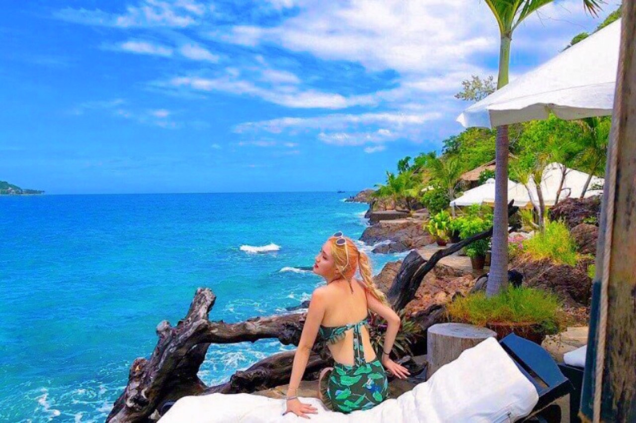 Du khách vui vẻ check in sang chảnh tại Mini Beach
