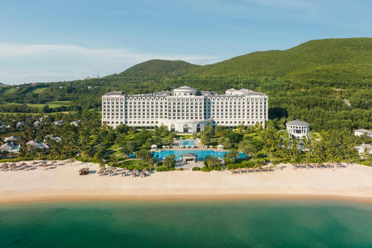 Khu nghỉ dưỡng Nha Trang đẹp tựa tòa lâu đài cạnh biển