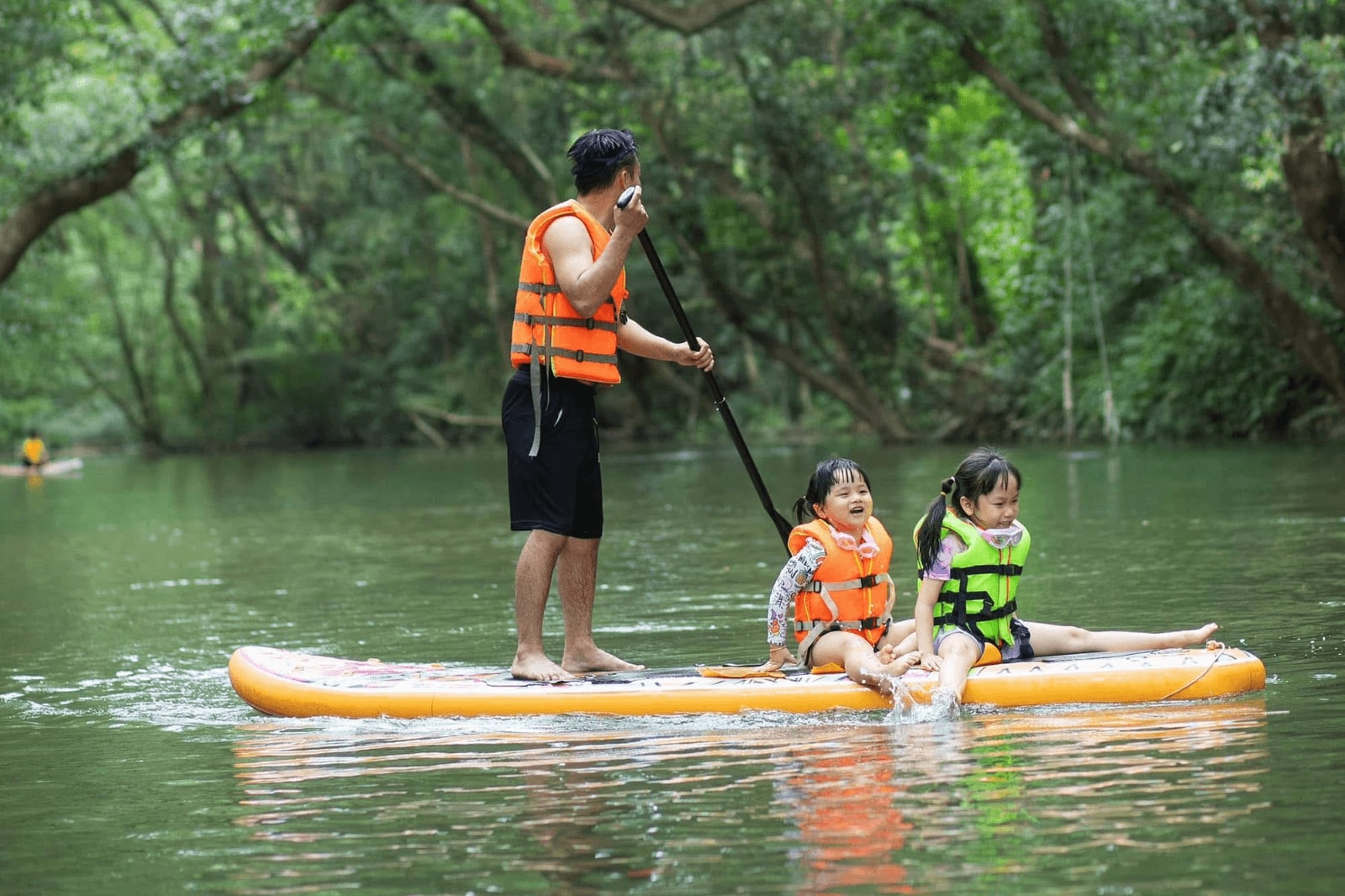 Du khách chèo thuyền kayak thư giãn trên suối tại Ozo Park Quảng Bình