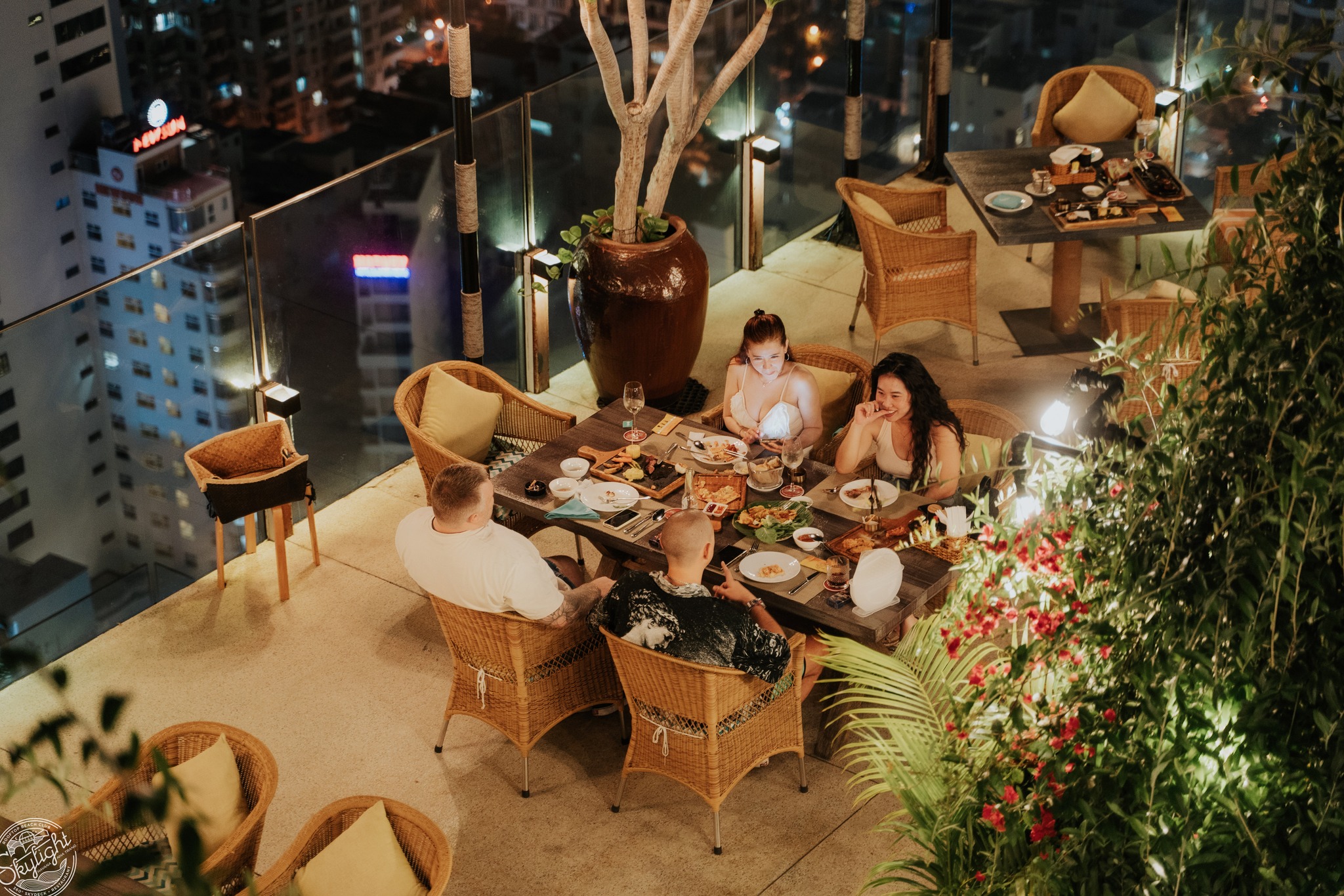 Khu vực thưởng thức ẩm thực tại Skylight Nha Trang