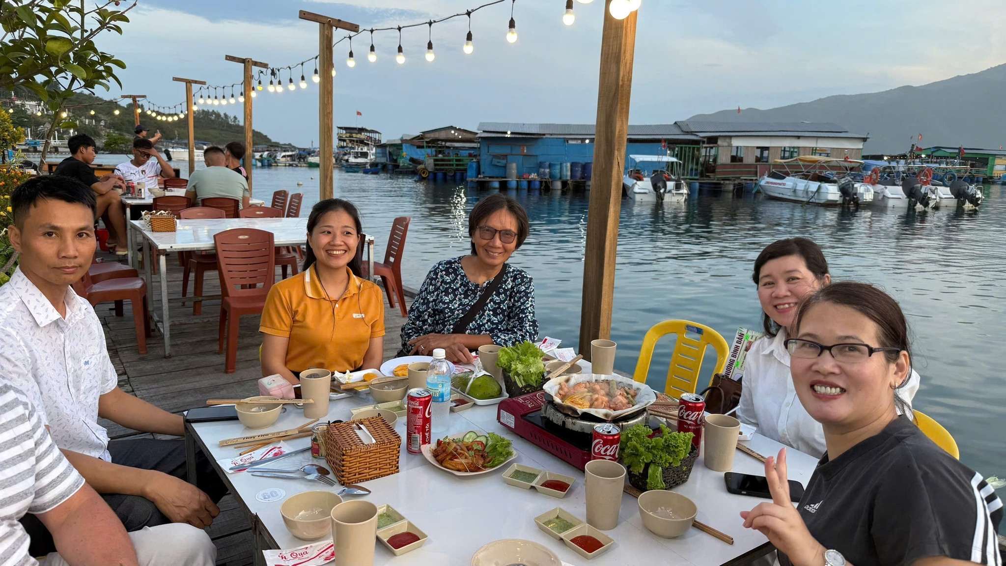 Thưởng thức hải sản tươi rói trên bè nổi Làng Chài Hòn Miễu 