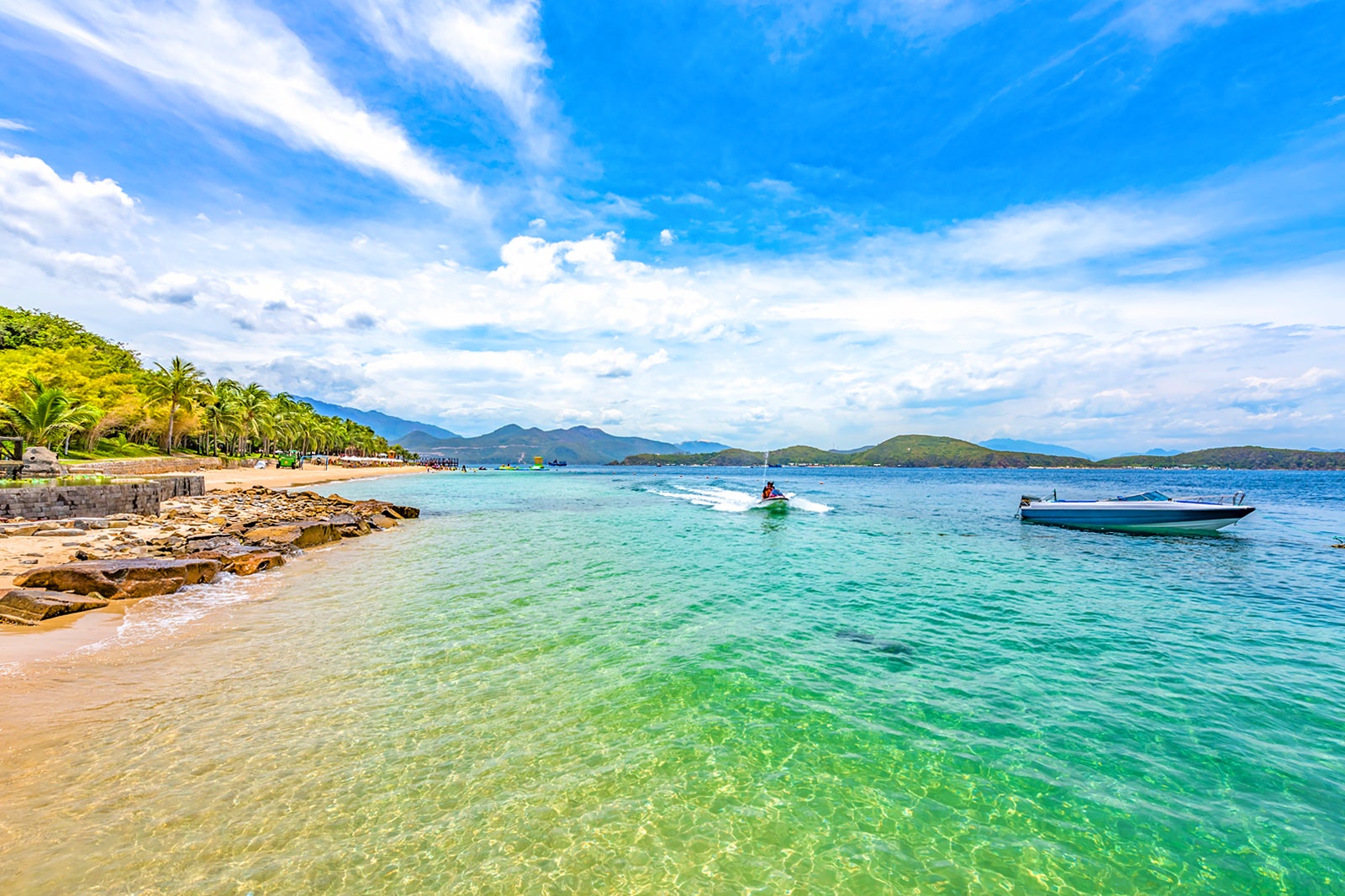 Nước biển Nha Trang trong vắt ngày nắng đẹp