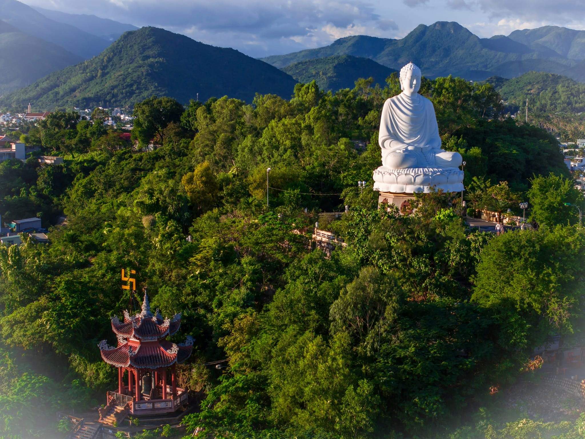 Tượng phật khổng lồ trên đỉnh chùa Long Sơn