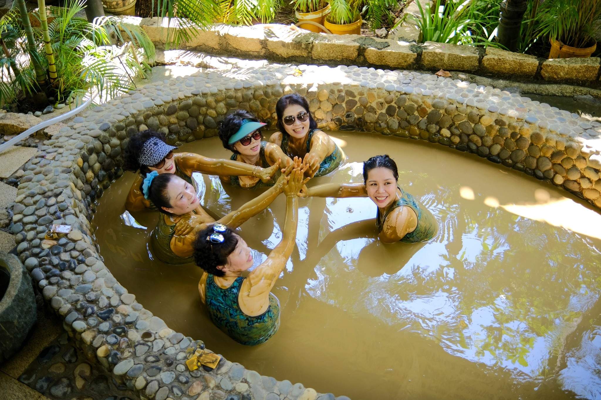 Du khách thích thú với hoạt động tắm bùn tại Nha Trang