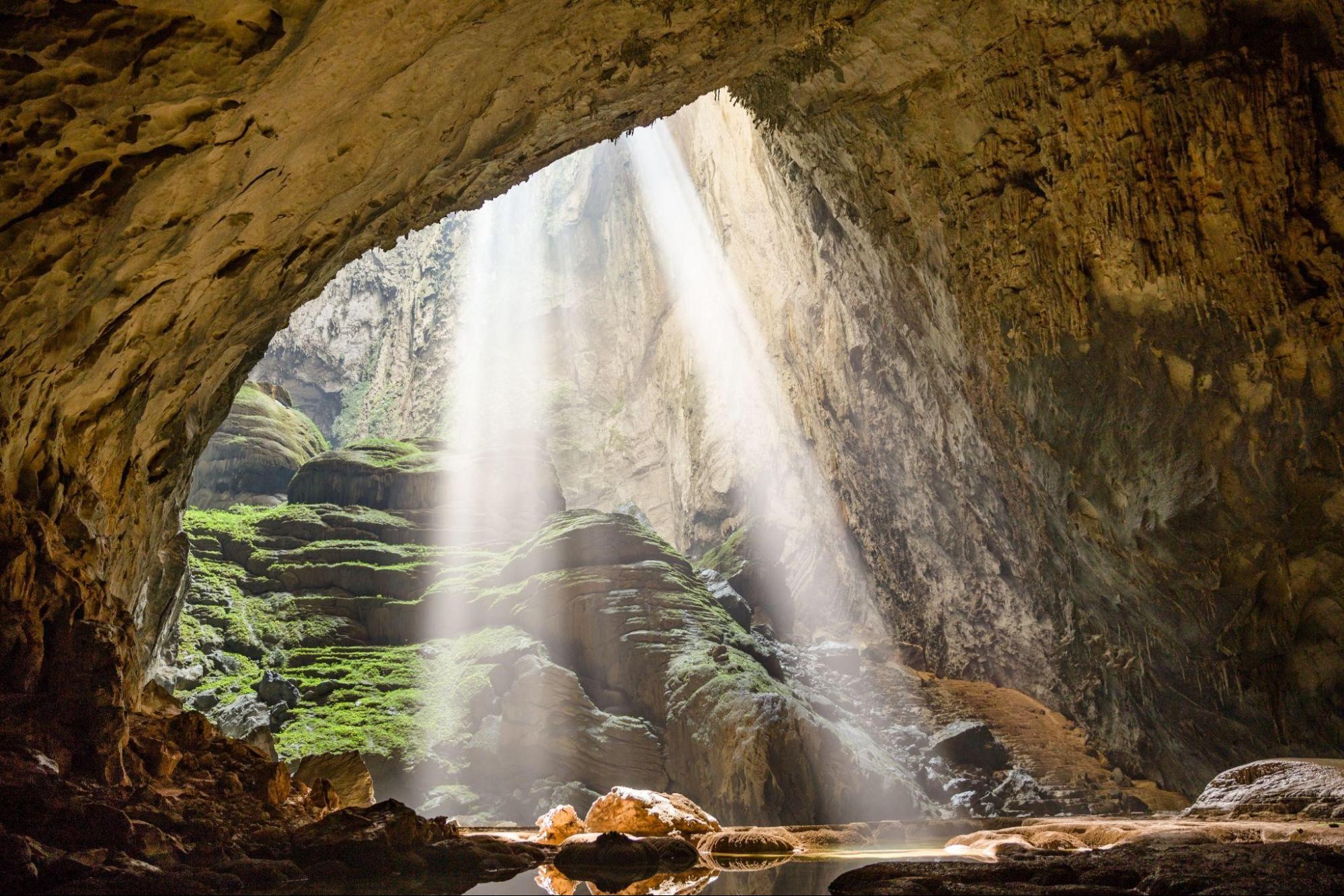 Trekking hang Sơn Đoòng trong tour Quảng Bình 3 ngày 2 đêm