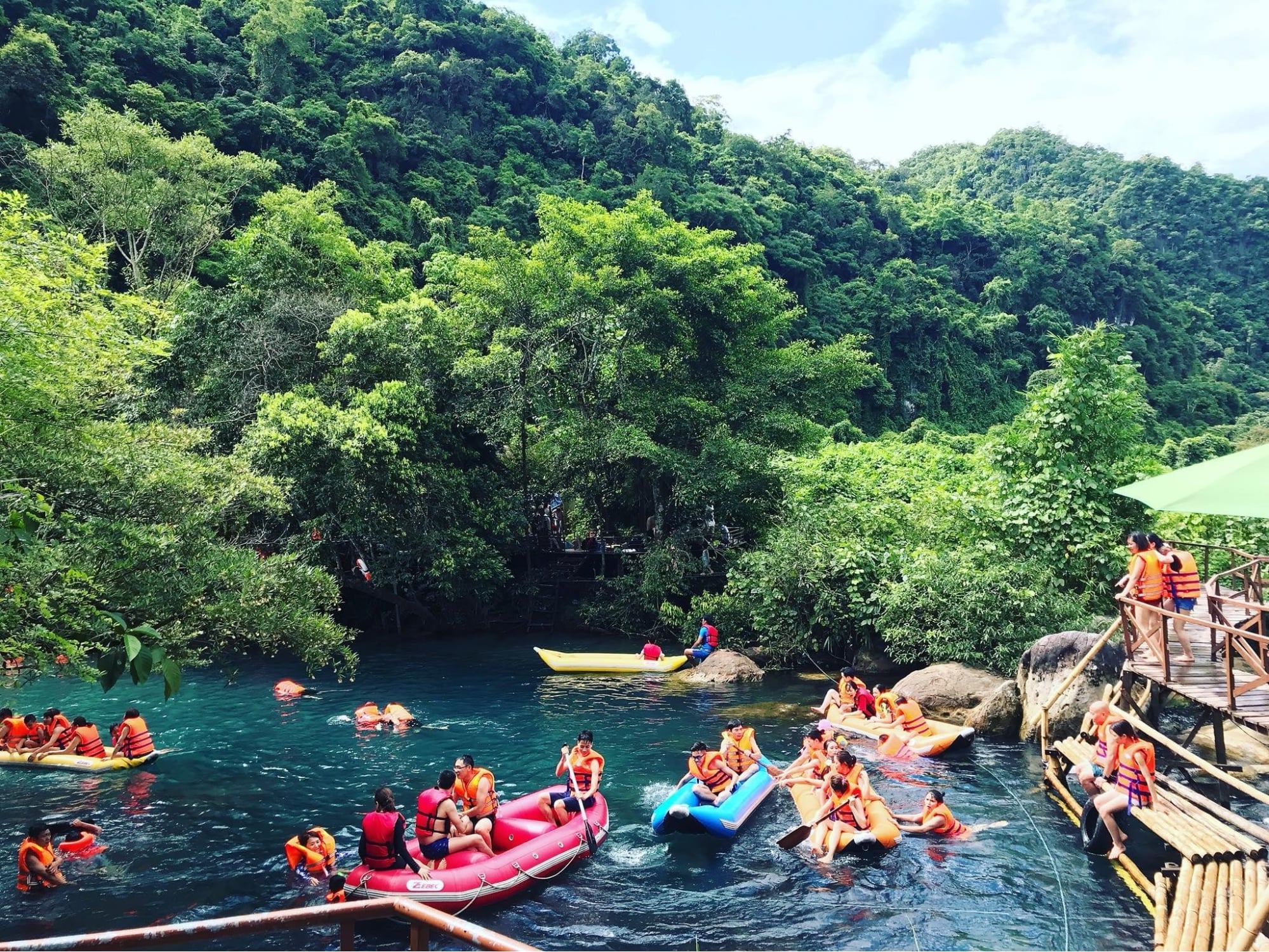 Chèo thuyền kayak trên dòng suối êm đềm tại Suối Nước Moọc, Quảng Bình