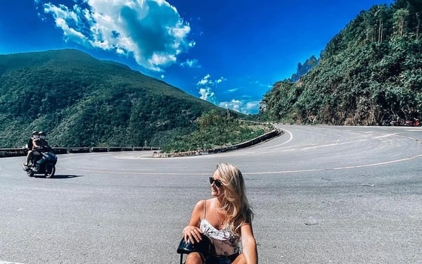Du khách check-in tại Đèo Ngang với núi non trùng điệp và trời mây bao la
