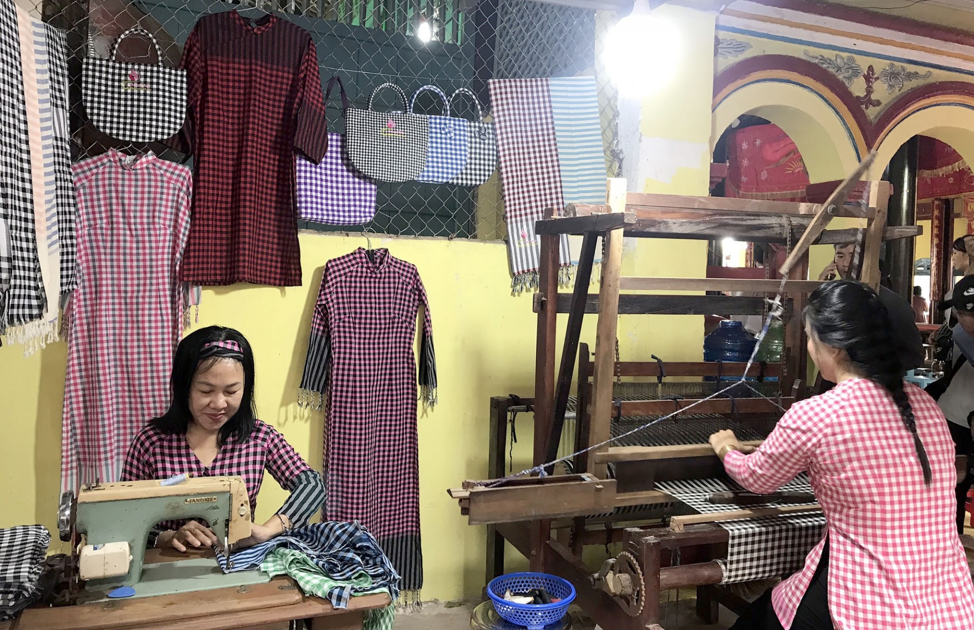 Sản phẩm may mặc ở làng nghề truyền thống
