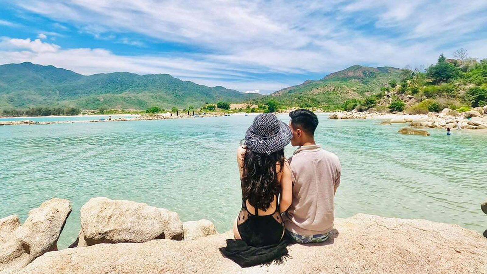 Bãi biển vắng người, thanh bình tuyệt đối