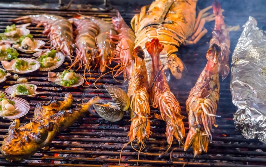 Thưởng thức BBQ tôm mực tươi rói tại chỗ tại Bãi Kinh
