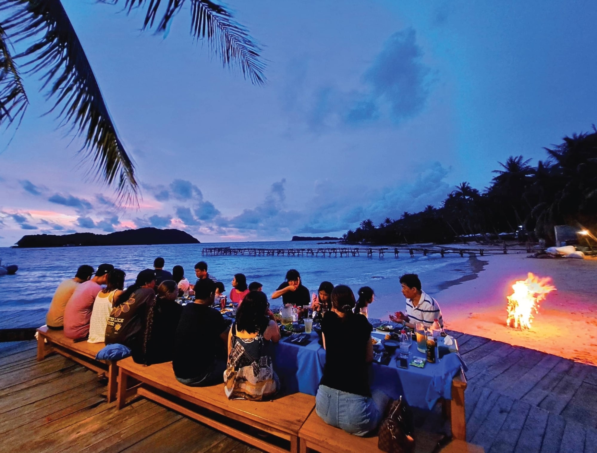 Cắm trại tổ chức tiệc nướng BBQ ven biển