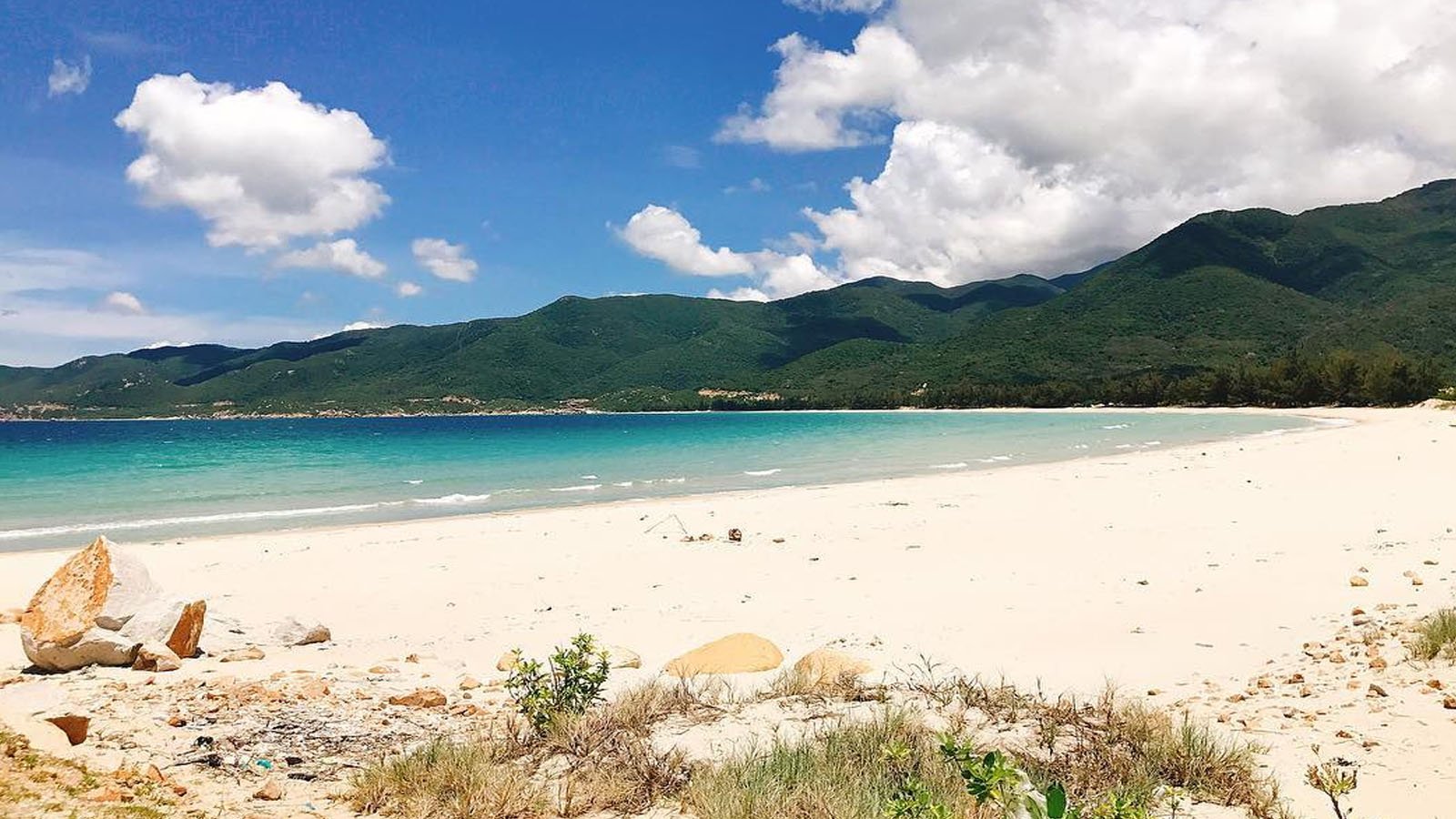 Khung cảnh cát trắng mịn, nước trong veo tại bãi Thùng