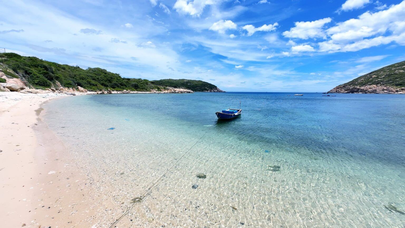 Thời tiết nắng đẹp, biển êm vào mùa khô tại bãi Thùng