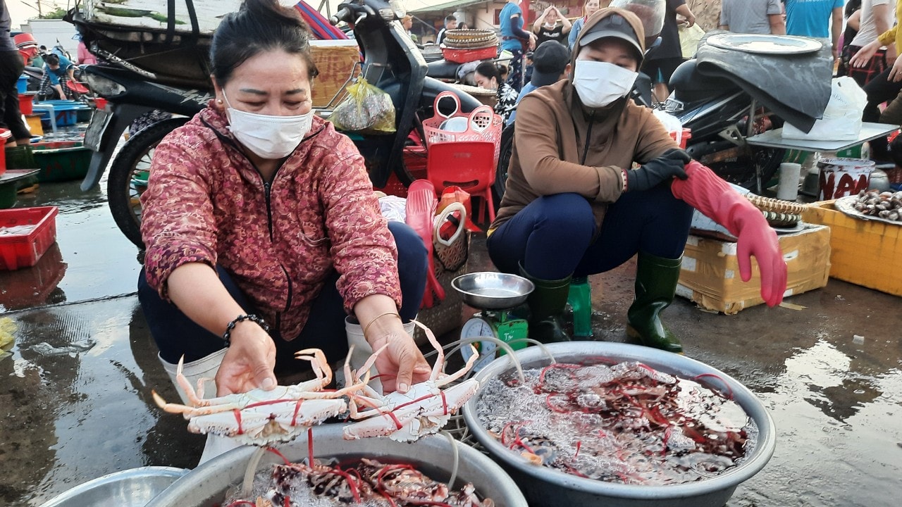Hải sản tươi rói tại các chợ địa phương