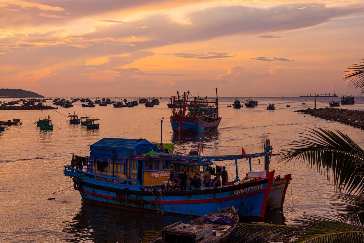 Bình minh rộn ràng tại cảng biển Cà Ná