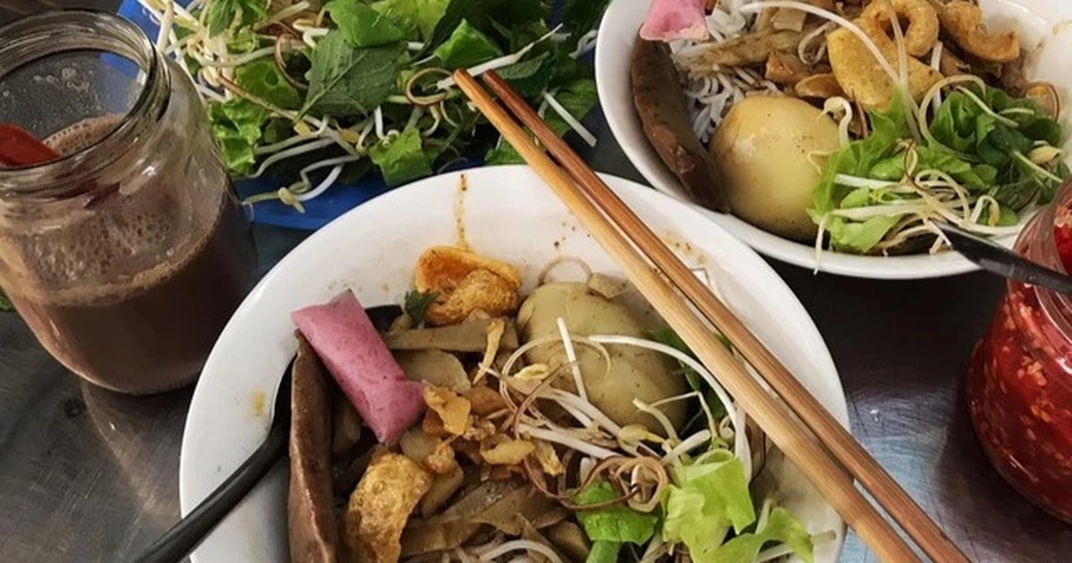 Người bán thường chuẩn bị sẵn chả, nem… để thực khách ăn kèm nếu muốn