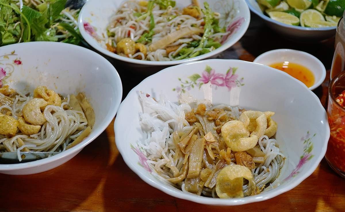 Trứng vịt om ăn kèm bún cua thối giúp món ăn thêm béo ngậy và đậm vị hơn