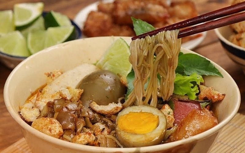 Tô bún cua thối nóng hổi, đầy đủ topping