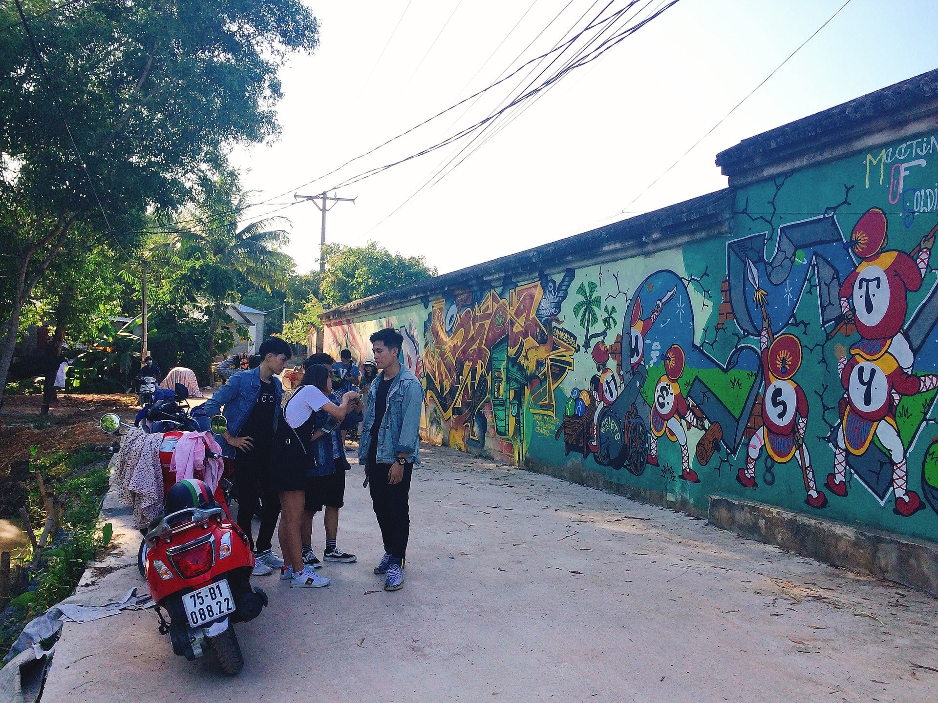Giới trẻ hào hứng check in tại các con đường rực rỡ sắc màu