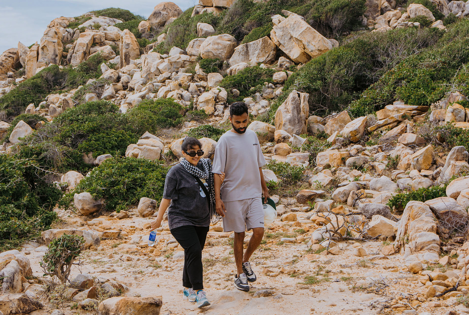 Khách du lịch trải nghiệm trekking thư thái giữa các phiến đá kỳ thú